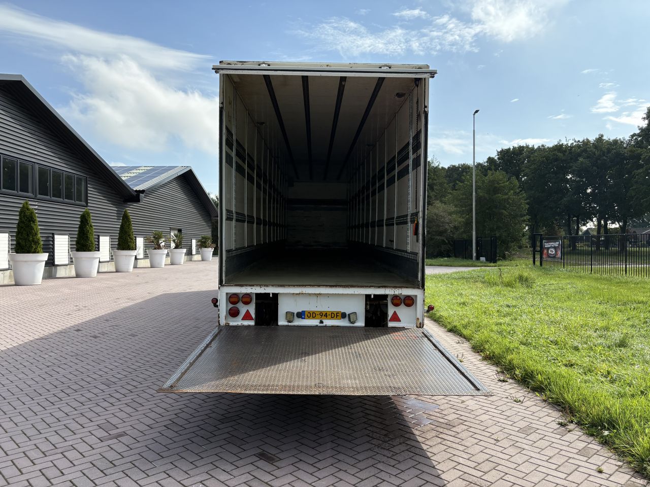 Oplegger CONTAR met laadklep 2000 kg
