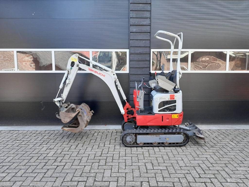 Takeuchi TB 210 R minigraver met 3 bakken
