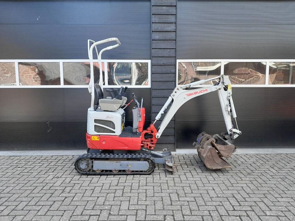 Takeuchi TB 210 R minigraver met 3 bakken