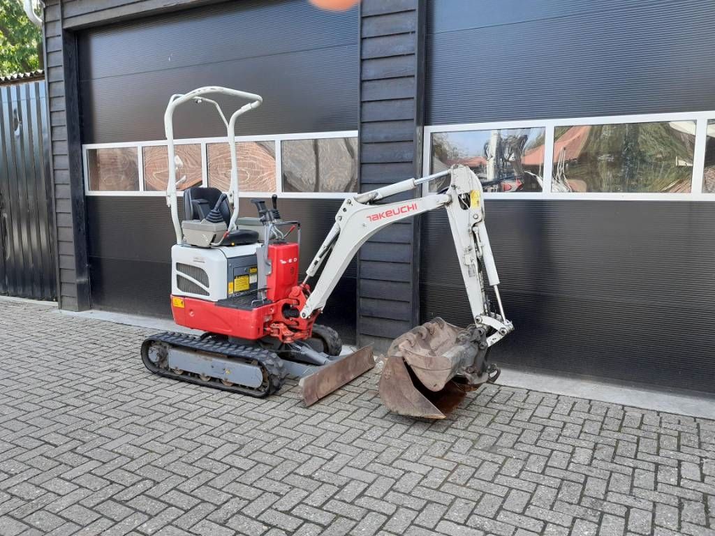 Takeuchi TB 210 R minigraver met 3 bakken