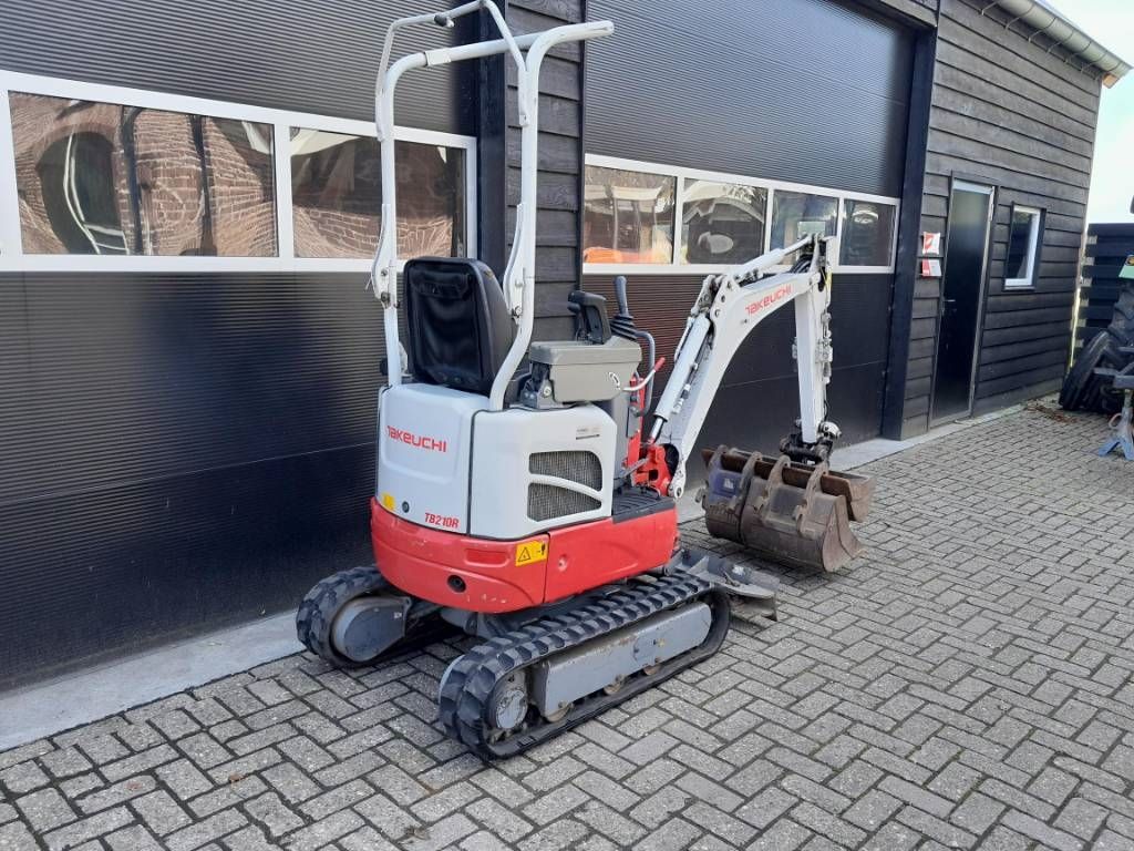 Takeuchi TB 210 R minigraver met 3 bakken