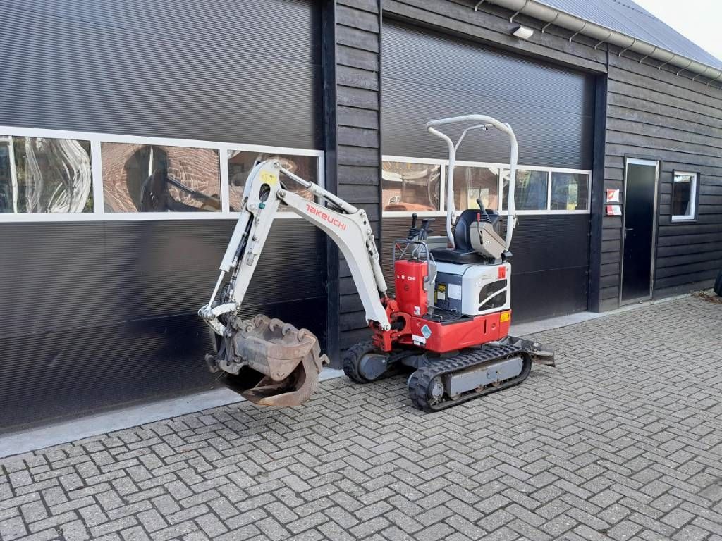 Takeuchi TB 210 R minigraver met 3 bakken
