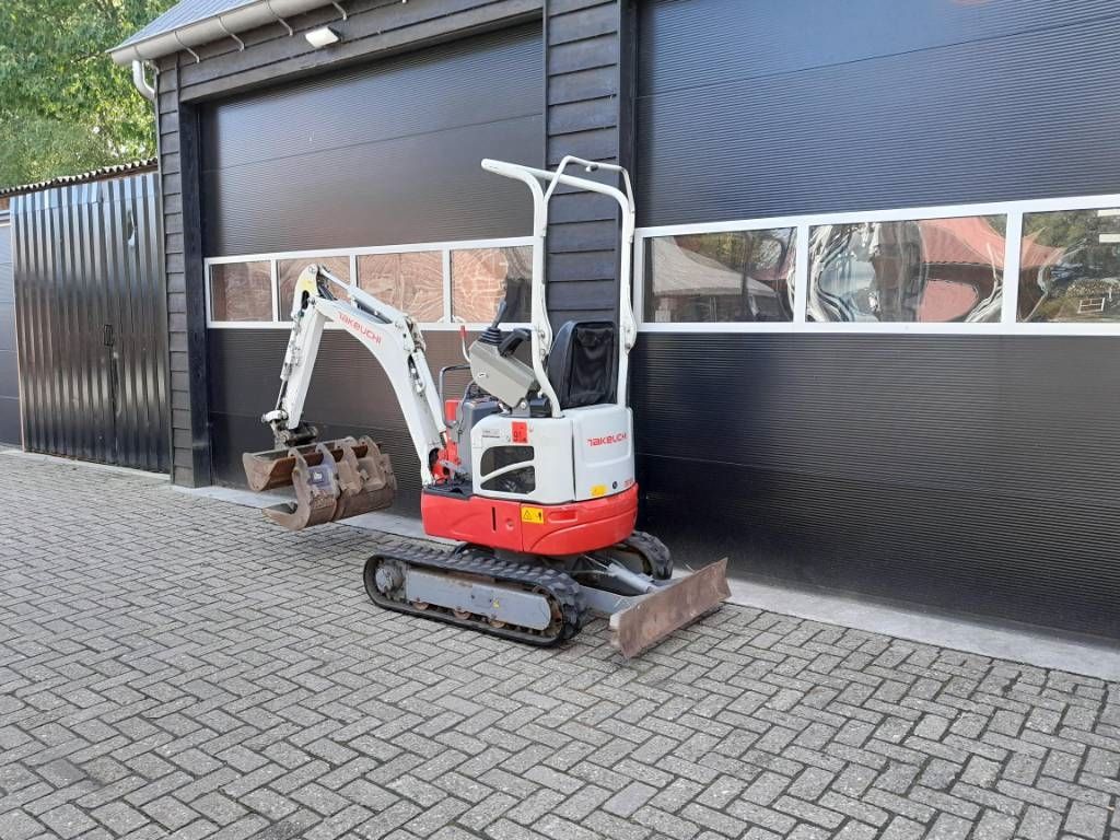 Takeuchi TB 210 R minigraver met 3 bakken