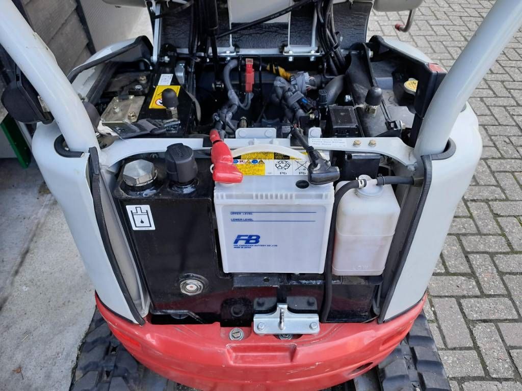 Takeuchi TB 210 R minigraver met 3 bakken