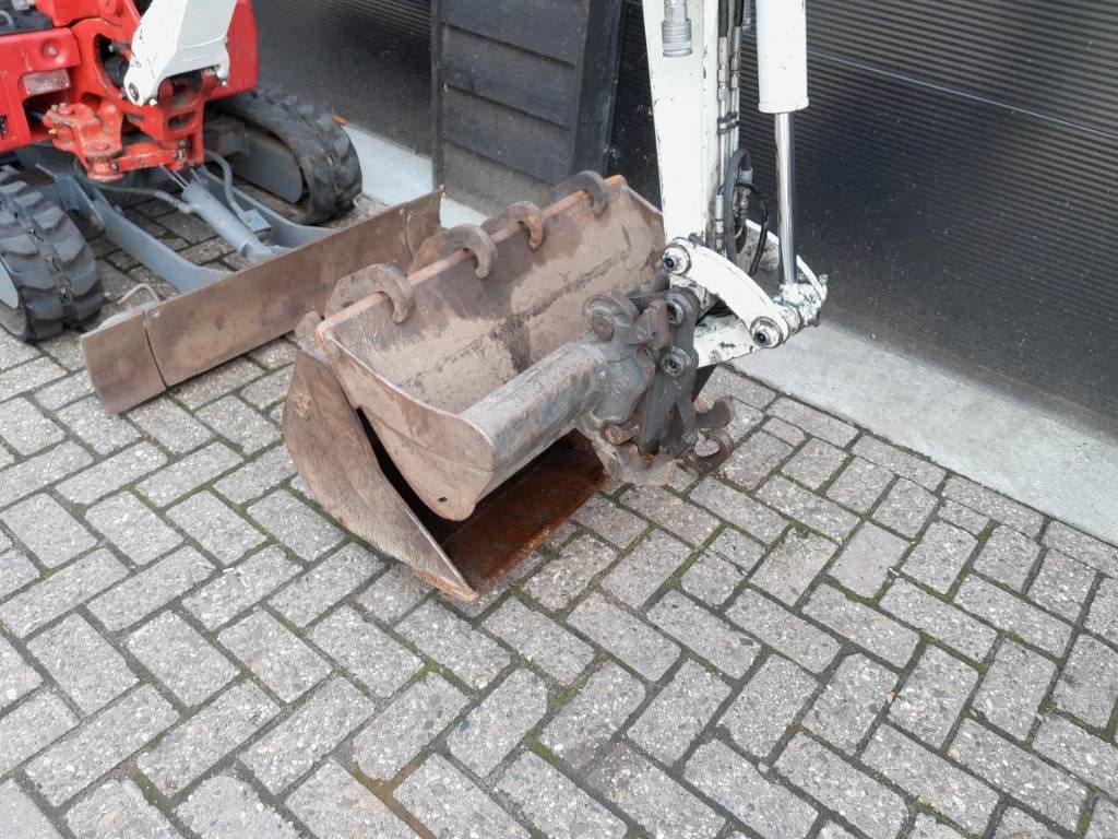 Takeuchi TB 210 R minigraver met 3 bakken