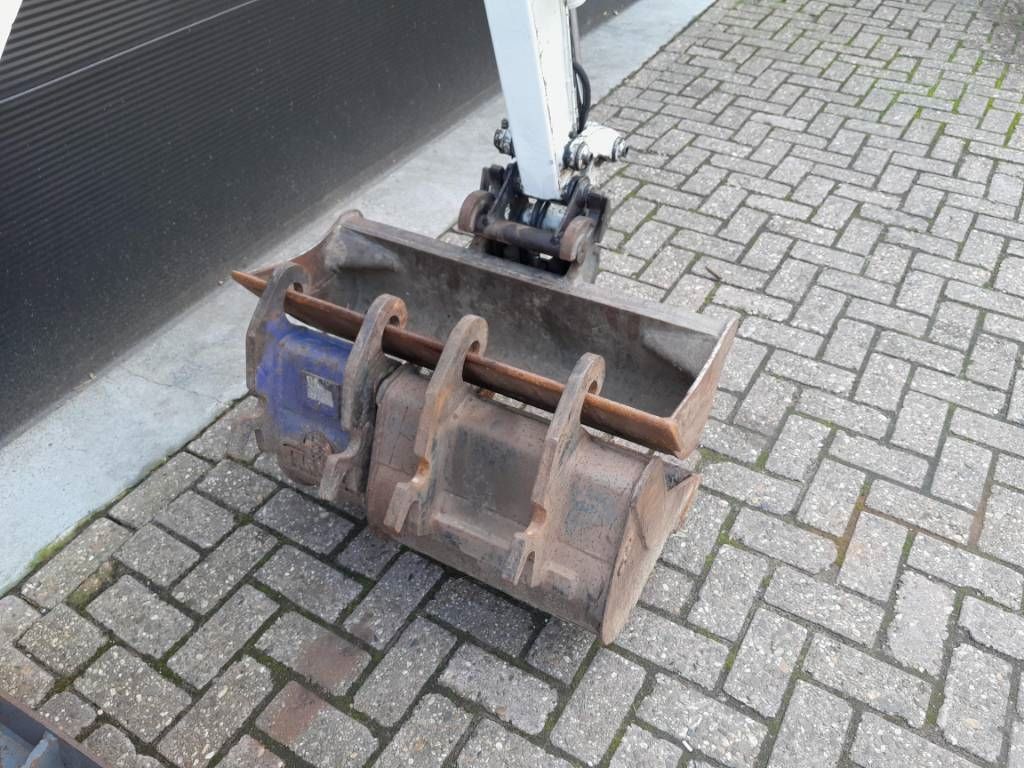 Takeuchi TB 210 R minigraver met 3 bakken