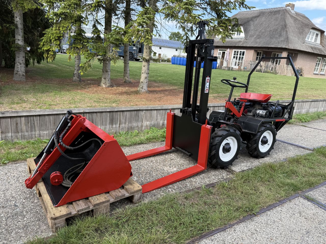Ruwterrein heftruck 4x4 knikbesturing + hydraulische kiepbak