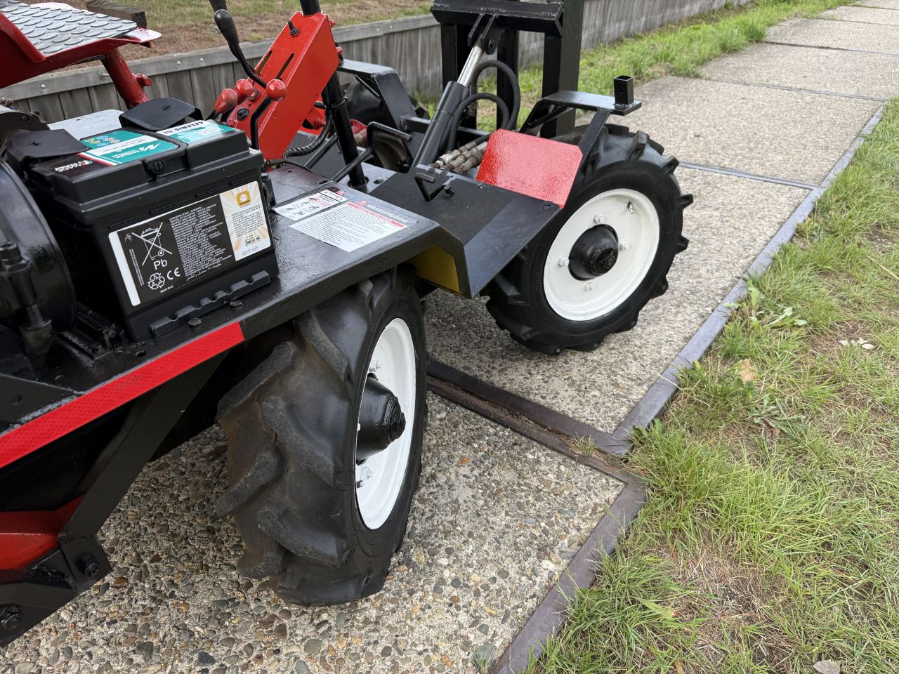 Ruwterrein heftruck 4x4 knikbesturing + hydraulische kiepbak