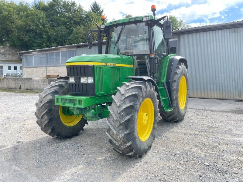 John Deere 6810