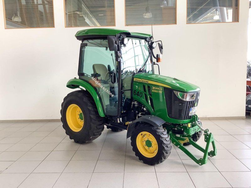 John Deere 3046R