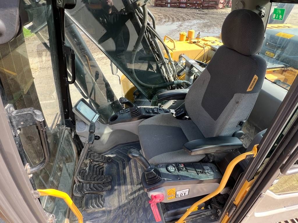 Volvo EC160DL - Tilting + Digging Bucket / Low Hours