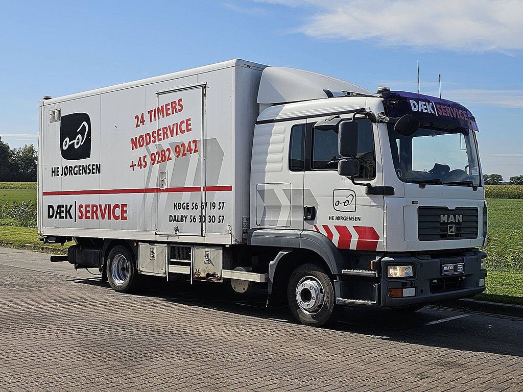 M.A.N. 12.210 TGL l-cab lift