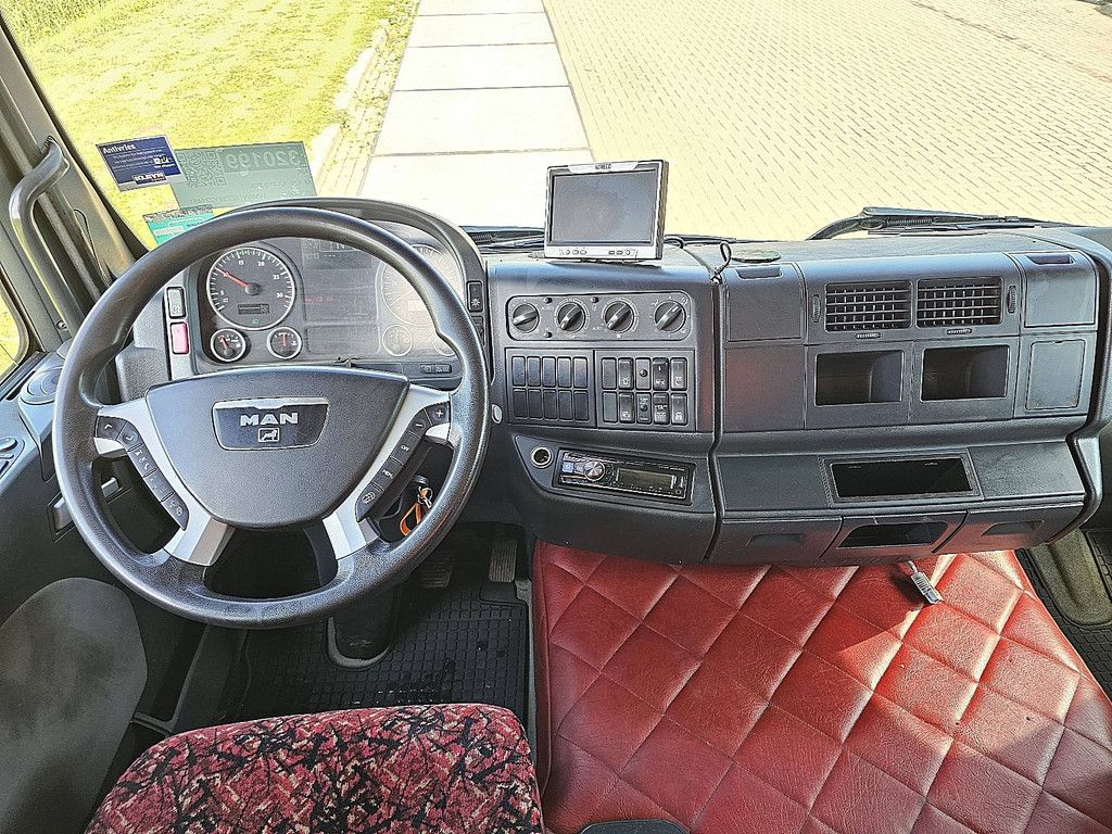 M.A.N. 12.210 TGL l-cab lift