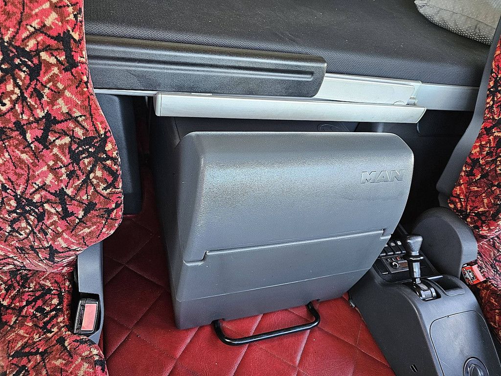 M.A.N. 12.210 TGL l-cab lift