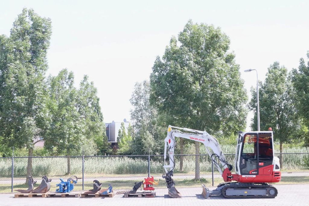 Takeuchi TB235-2 | TREE CUTTER | GRAB | TILT + 5 ATTACHMENTS