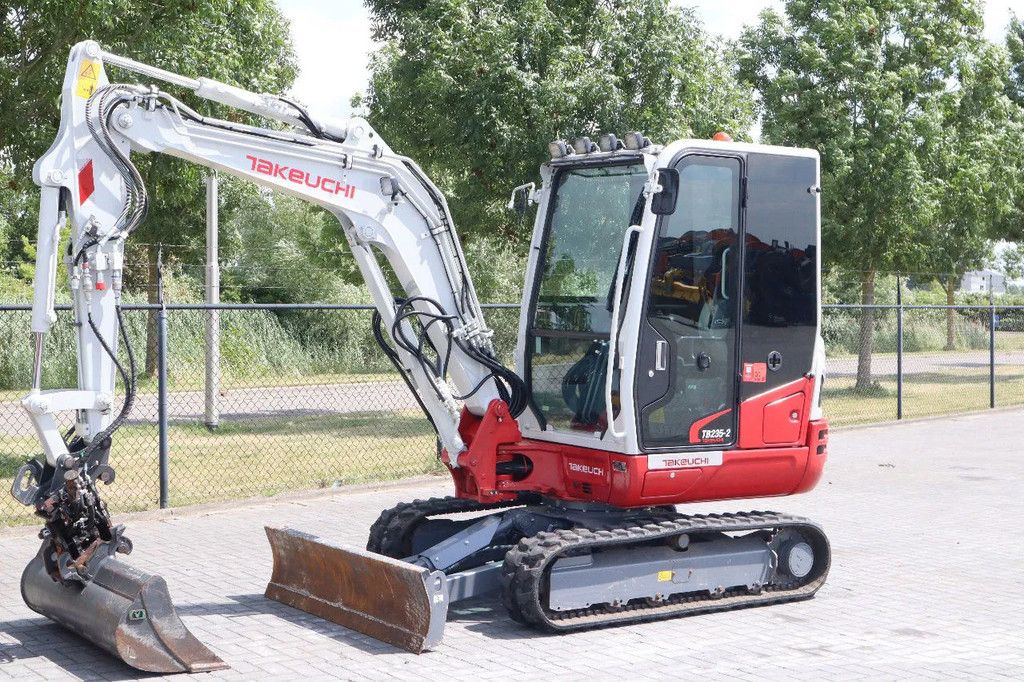 Takeuchi TB235-2 | TREE CUTTER | GRAB | TILT + 5 ATTACHMENTS