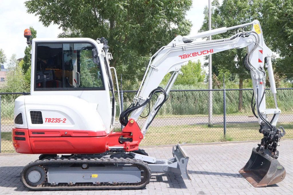 Takeuchi TB235-2 | TREE CUTTER | GRAB | TILT + 5 ATTACHMENTS