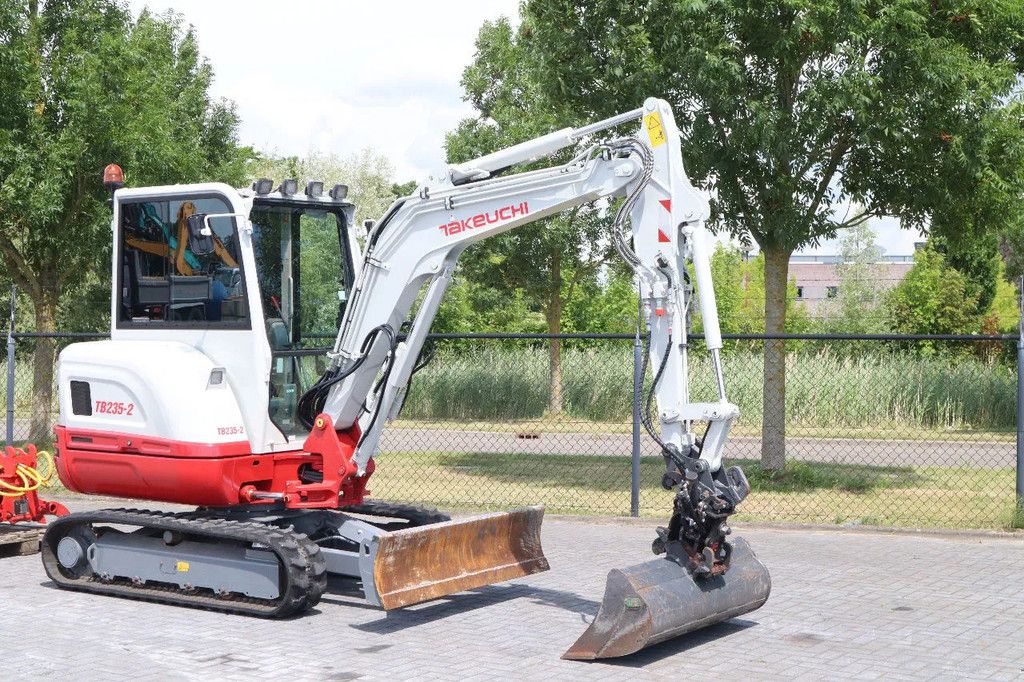 Takeuchi TB235-2 | TREE CUTTER | GRAB | TILT + 5 ATTACHMENTS