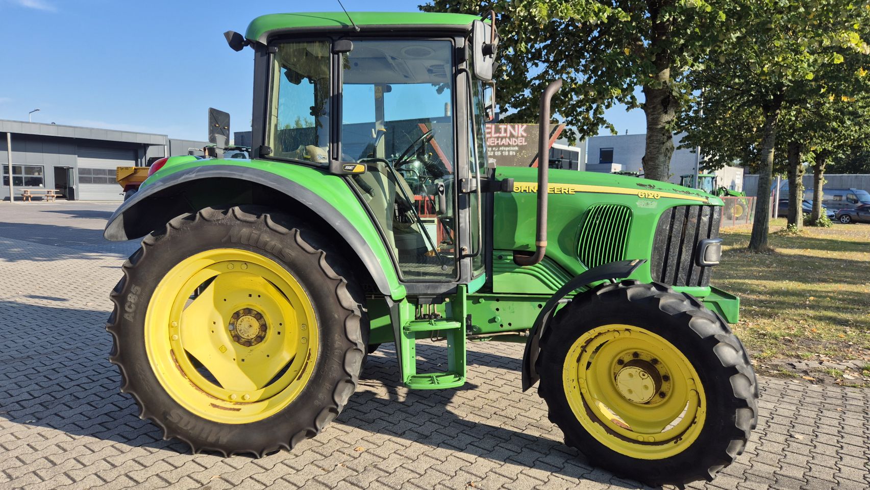 JOHN DEERE 6120 SE met kruip en 4850 uur