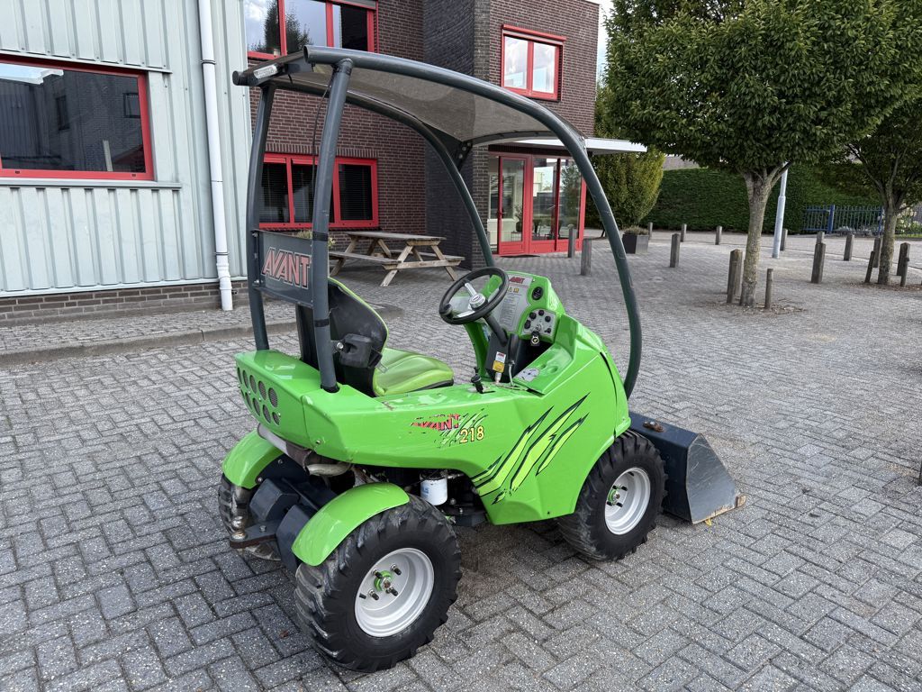 Avant 218 met Grondbak
