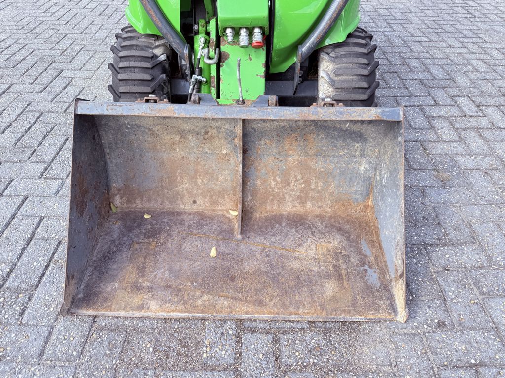Avant 218 met Grondbak
