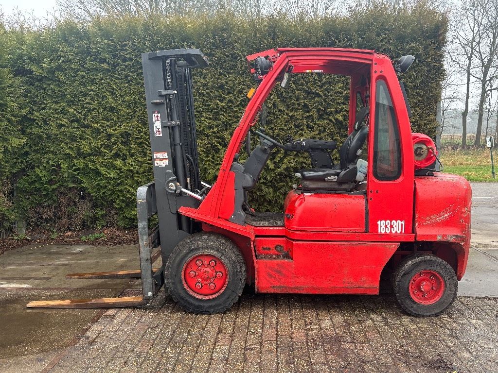 Nissan UG1D2A30LQ 3 tonner lpg triple mast sideshift