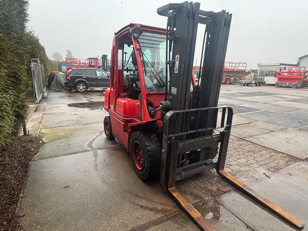 Nissan UG1D2A30LQ 3 tonner lpg triple mast sideshift