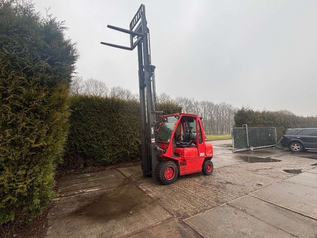 Nissan UG1D2A30LQ 3 tonner lpg triple mast sideshift