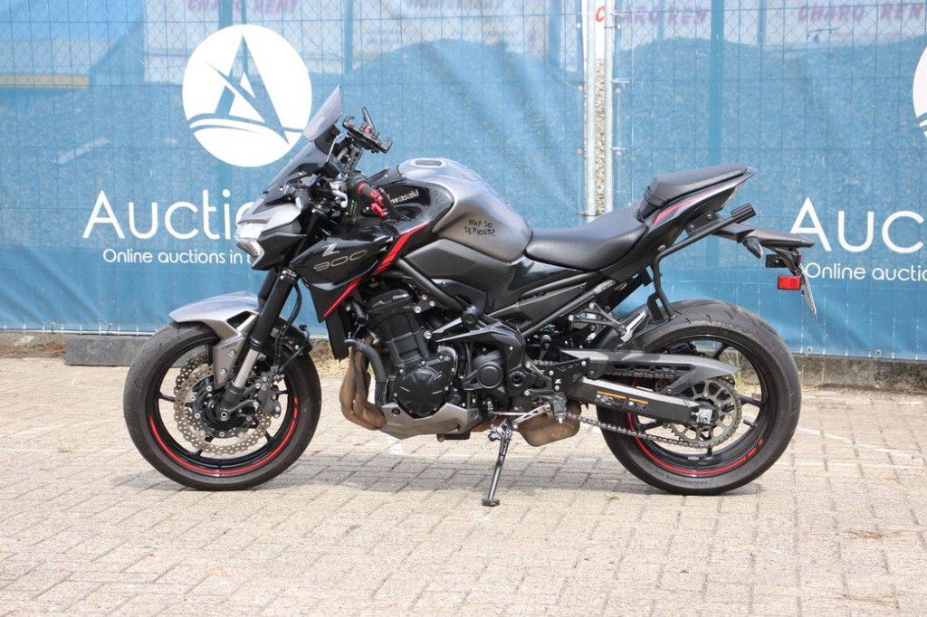 Kawasaki Z900 Benzin 125 PS 2023 Motorrad mit Gepäckmontagesystem (Marge)