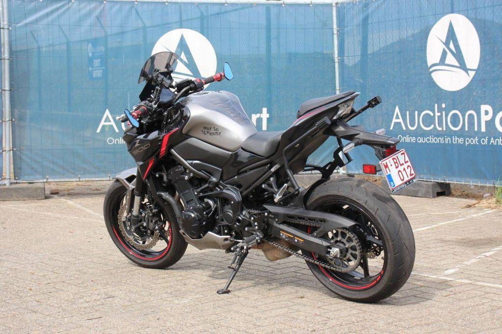 Kawasaki Z900 Benzin 125 PS 2023 Motorrad mit Gepäckmontagesystem (Marge)