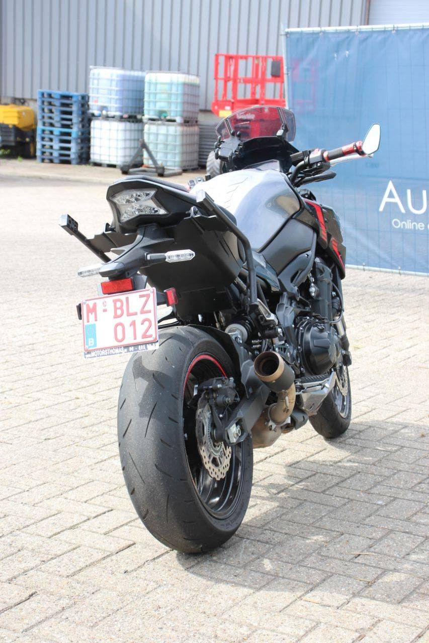 Kawasaki Z900 Benzin 125 PS 2023 Motorrad mit Gepäckmontagesystem (Marge)