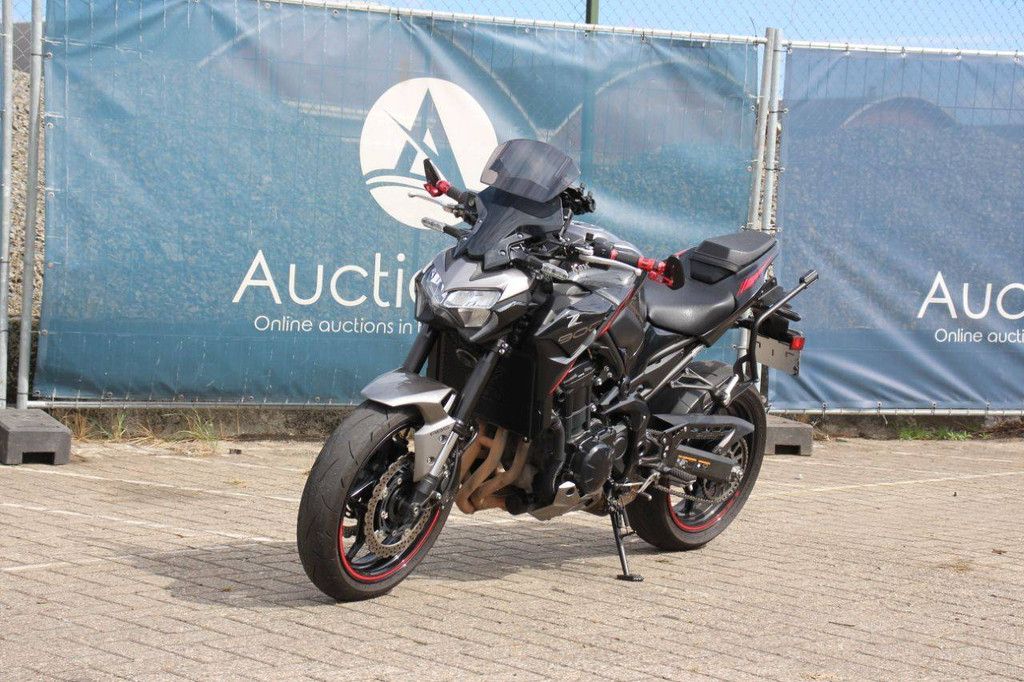 Kawasaki Z900 Benzin 125 PS 2023 Motorrad mit Gepäckmontagesystem (Marge)