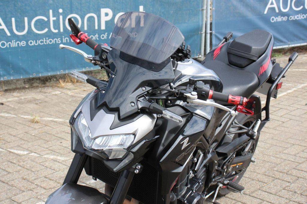 Kawasaki Z900 Benzin 125 PS 2023 Motorrad mit Gepäckmontagesystem (Marge)