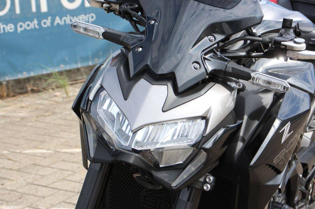 Kawasaki Z900 Benzin 125 PS 2023 Motorrad mit Gepäckmontagesystem (Marge)