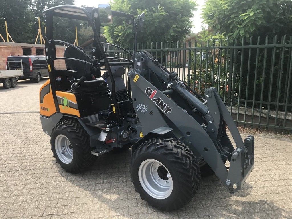 Giant G2200E