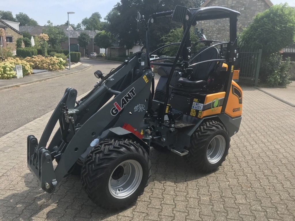 Giant G2200E