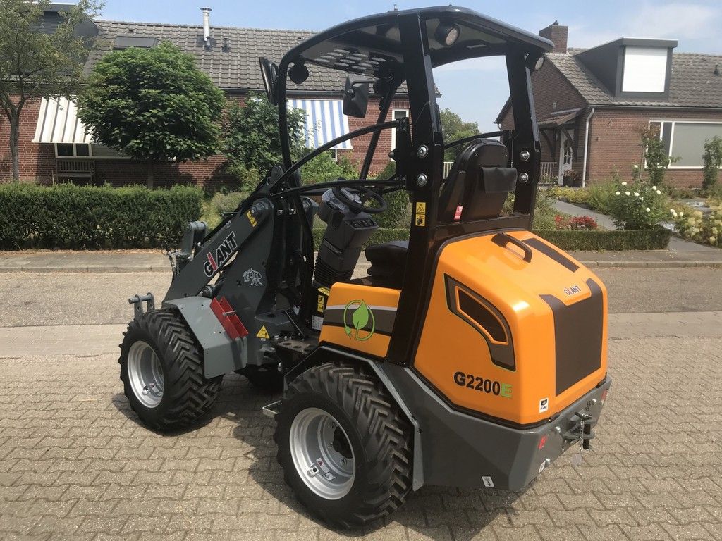 Giant G2200E
