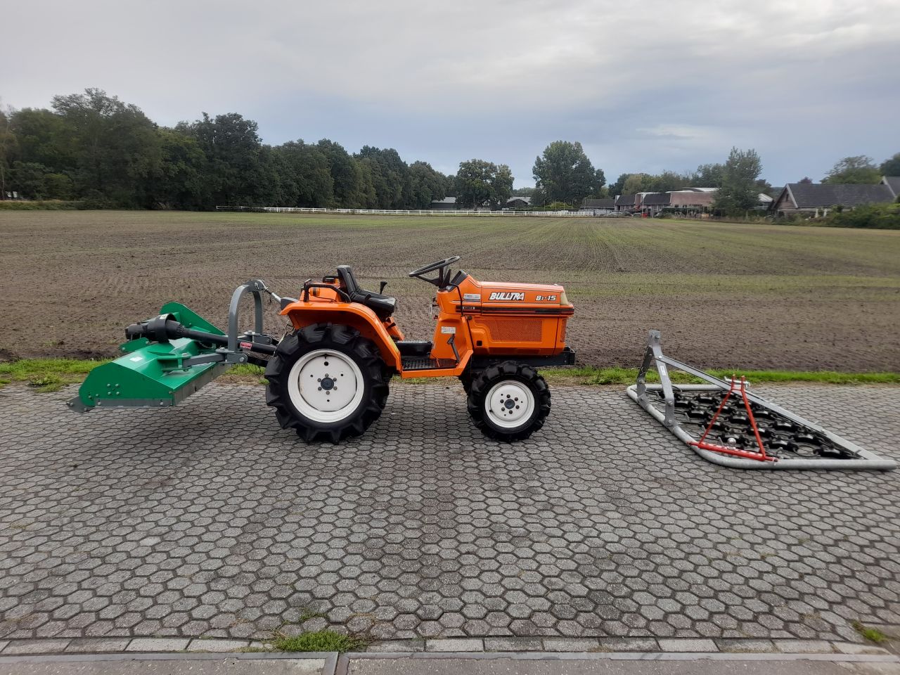 Kubota Bulltra B1-15 minitractor met maaier en weidesleep