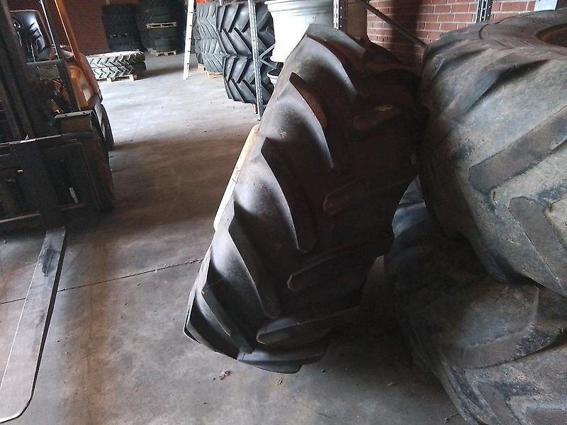 Mercedes-Benz Trac Rad 16.9 R 24 Michelin BIB XM18