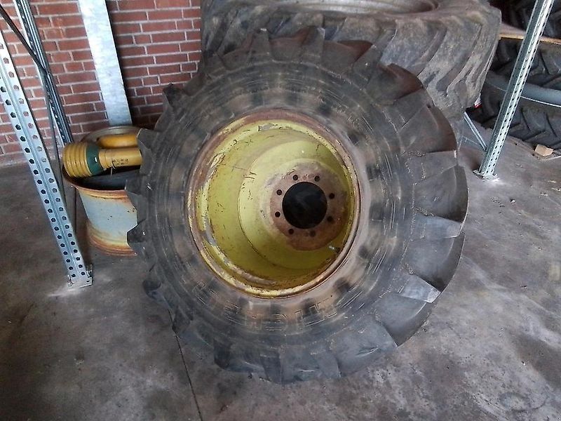 Mercedes-Benz Trac Rad 16.9 R 24 Michelin BIB XM18