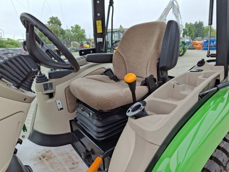 John Deere 3046R