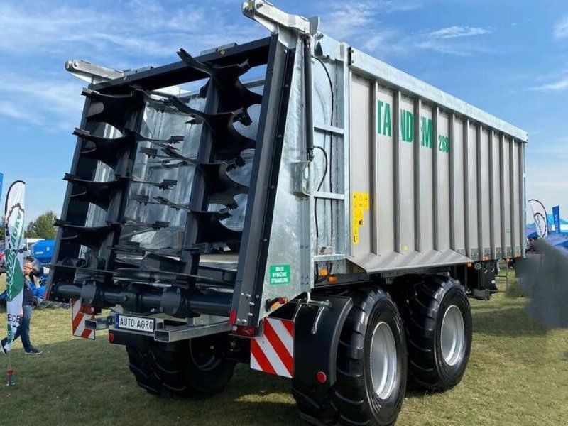 Auto-Agro Tandem-Miststreuer /