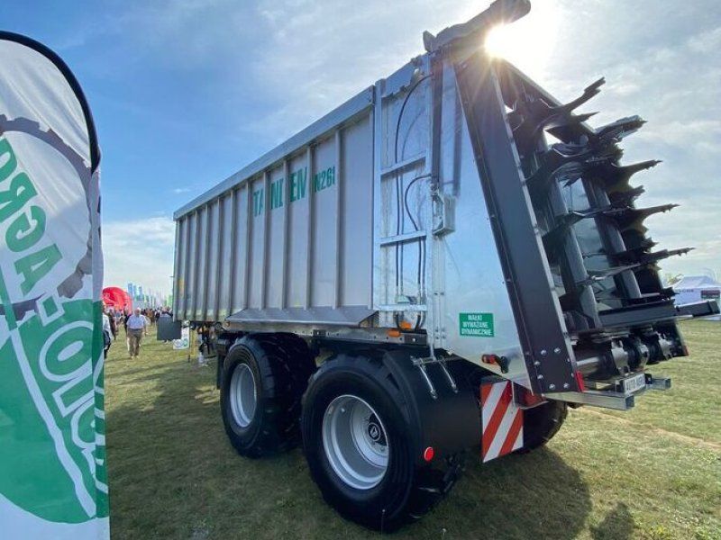 Auto-Agro Tandem-Miststreuer /