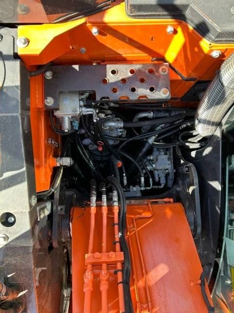 Hitachi ZX 135 US-6