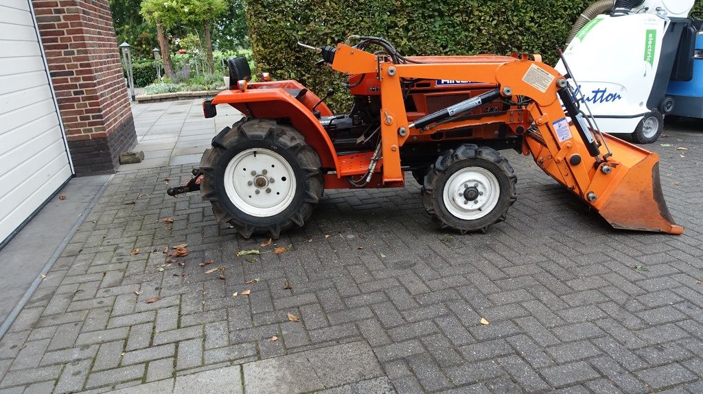 Hinomoto C144 4x4 met frontlader