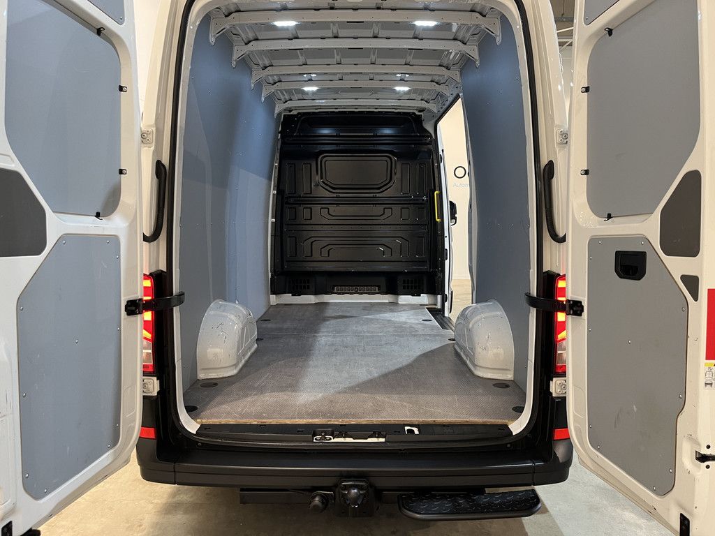 Volkswagen Crafter 35 2.0 TDI L3H3 140 PK Automaat / Euro 6 / Airco / Trekhaak 3000 KG / Cruise Control / Camera / CarPlay / 3-Zits / 83.000 KM !!