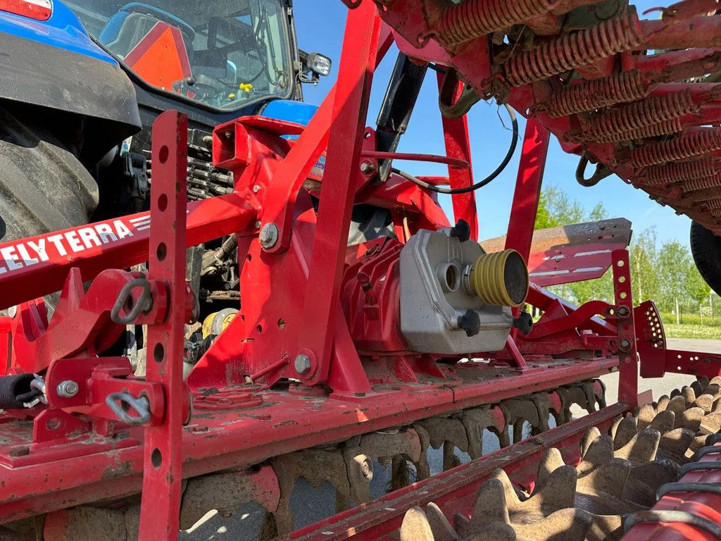 Lely Terra Rotorkopeg met Hassia DU 100 zaaimachine