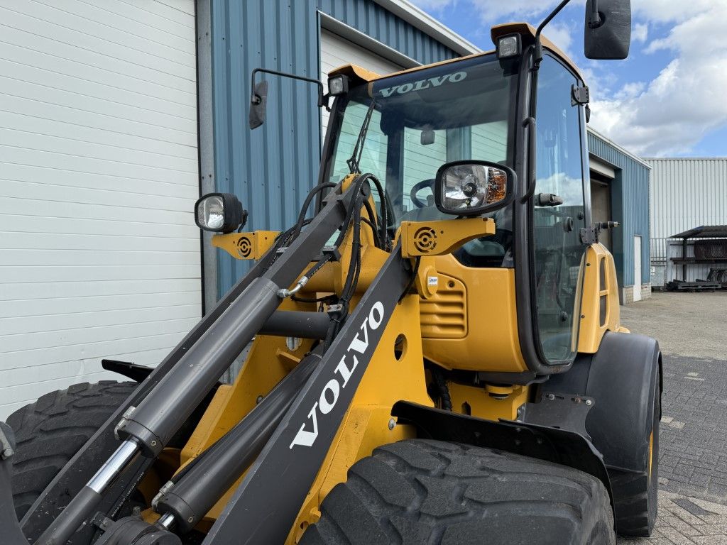 VOLVO L25F ( BJR 2018 ) 5700 UUR