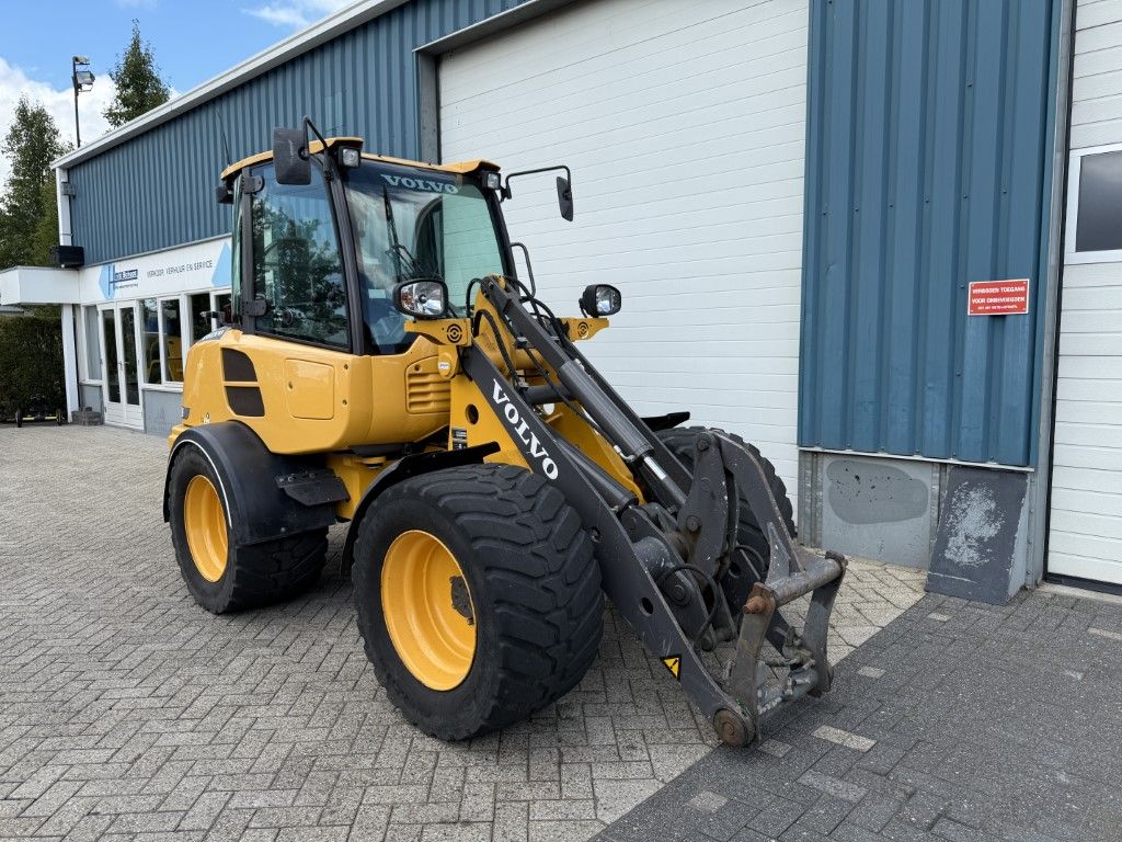 VOLVO L25F ( BJR 2018 ) 5700 UUR