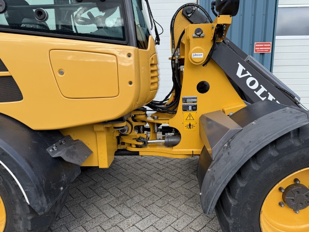 VOLVO L25F ( BJR 2018 ) 5700 UUR